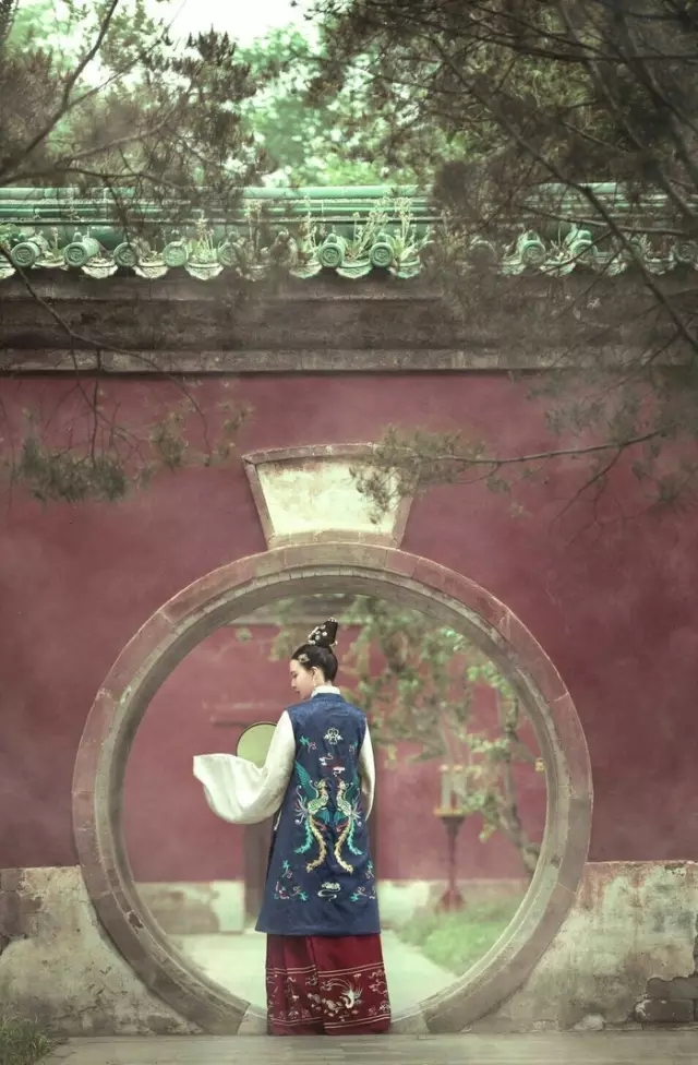 美人既醉,朱颜酡些。