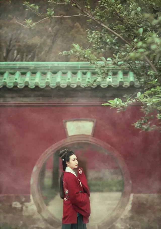 人怜花似旧,花比人应瘦,莫凭小栏杆,夜深花正寒。