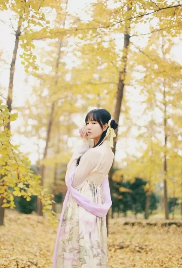 还君明珠双泪垂,恨不相逢未嫁时。