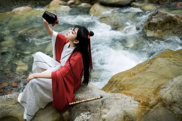 取次花丛懒回顾,半缘修道半缘君。