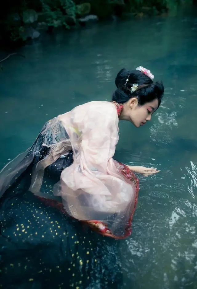 西园春去绿阴成,已觉南窗枕簟清。帘卷斜阳归燕入,池生芳草乱蛙鸣。