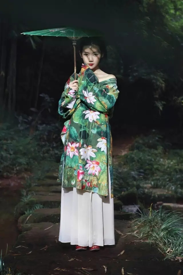 绣幕芙蓉一笑开,斜偎宝鸭亲香腮,眼波才动被人猜。