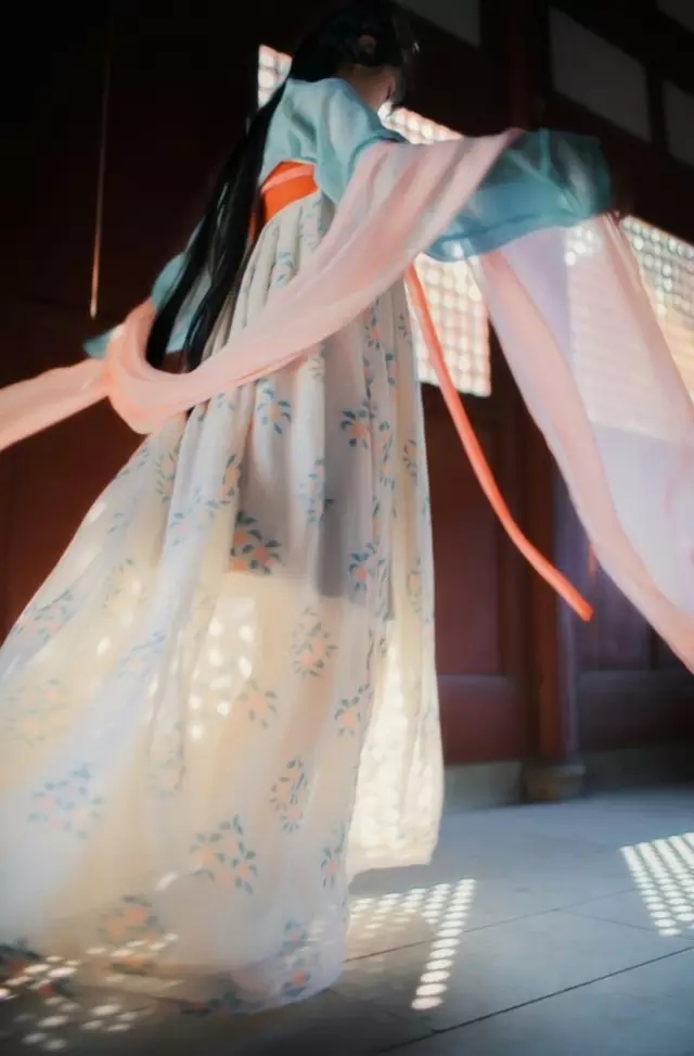 落叶西风满地。独宿琼楼丹桂。孤影抱蟾寒,寄与月明千里。休寄。休寄。粟粟蕊珠心碎。