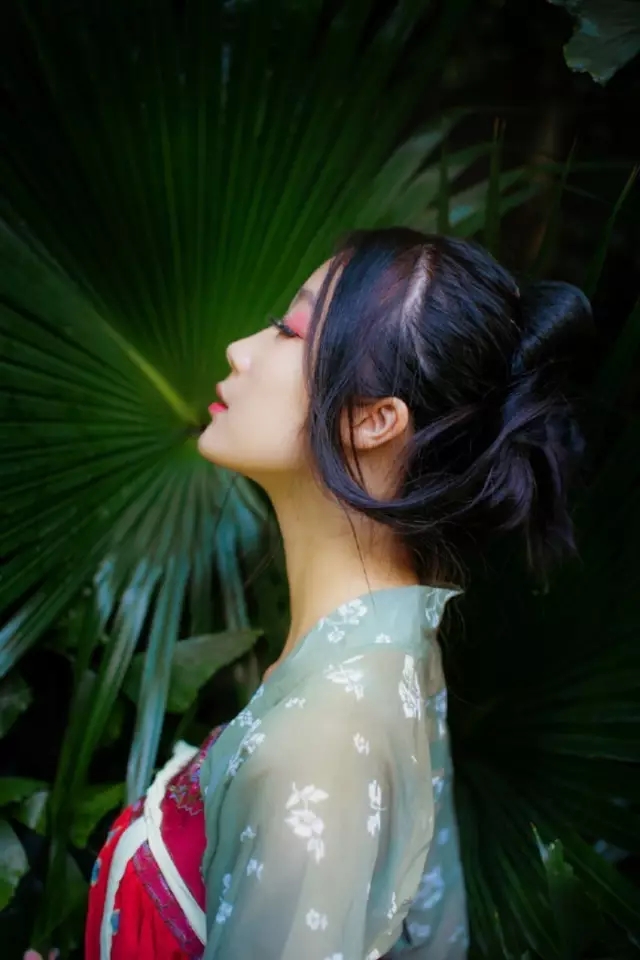 一面风情深有韵,半笺娇恨寄幽怀,月移花影约重来。