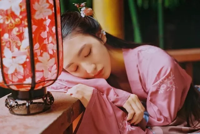 困夏心游赏倦,也不索香薰绣被眠。