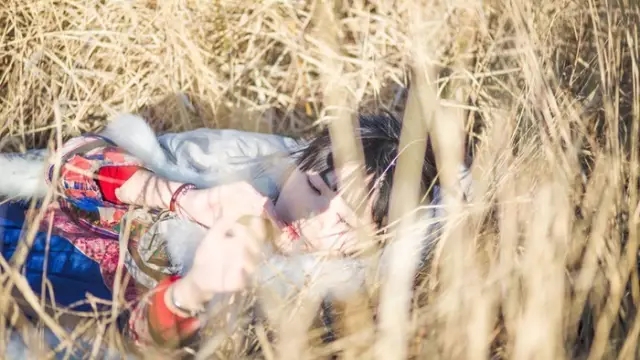 蒹葭苍苍,白露为霜。所谓伊人,在水一方。