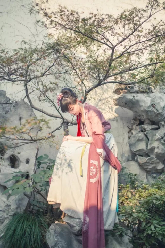 庭院深深深几许,杨柳堆烟,帘幕无重数。玉勒雕鞍游冶处,楼高不见章台路。