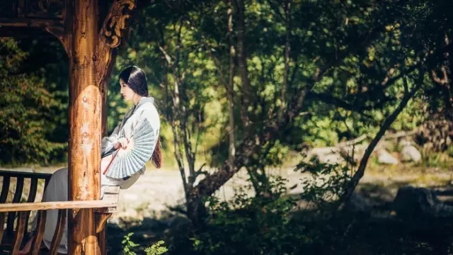 仙羡彼之良质兮,冰清玉润。羡彼之华服兮,闪灼文章。