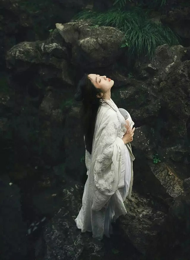 野有蔓草,零露漙兮。有美一人,清扬婉兮。