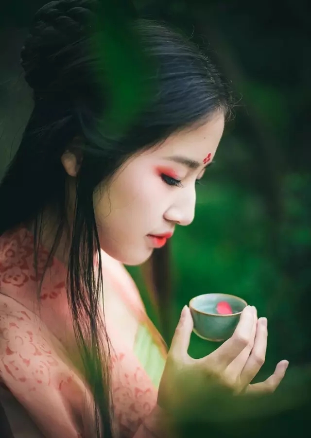 休对故人思故国,且将新火试新茶,诗酒趁年华。