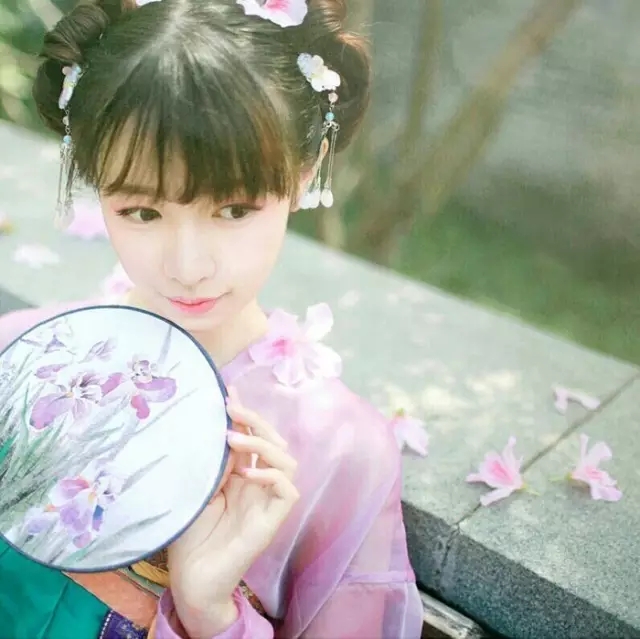 劝君莫惜金缕衣,劝君惜取少年时。花开堪折直须折,莫待无花空折枝。