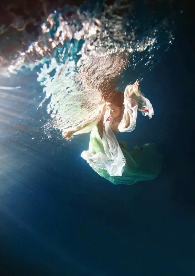 玲珑骰子安红豆,入骨相思知不知。