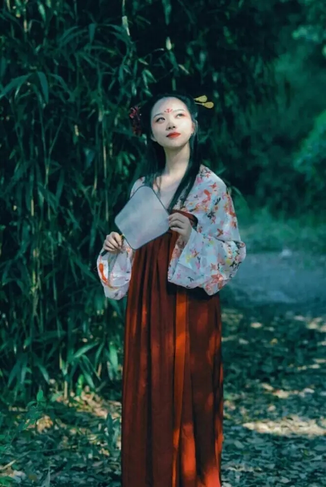 不恨黃昏菰蒲雨,一眸長對可憐宵。