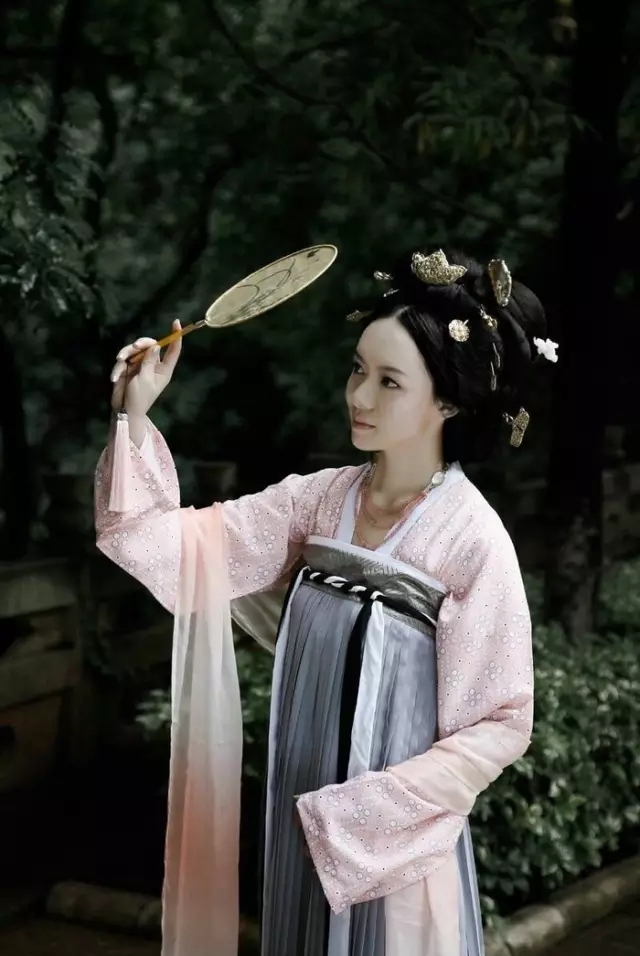 蝉鸣里,竹影间,盛夏轻轻慢。小舟旁,旧屋中,小憩悠悠然。