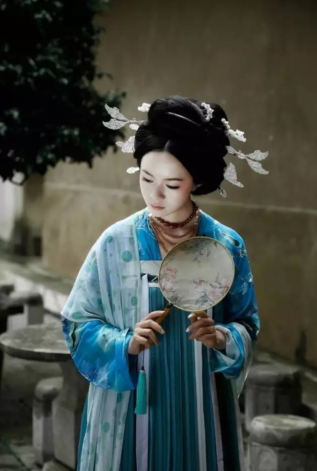 尘不到,时时自有春风扫。贪梦好,茫然忘了邯郸道。