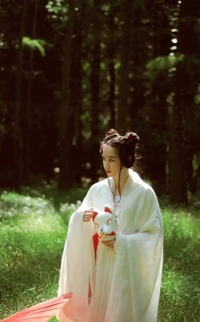 浮名浮利,虚苦劳神。叹隙中驹, 石中火,梦中身。 且陶陶,乐尽天真,几时归去,作个闲人。