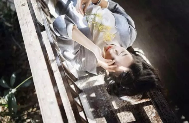 栏杆十二曲,垂手明如玉。