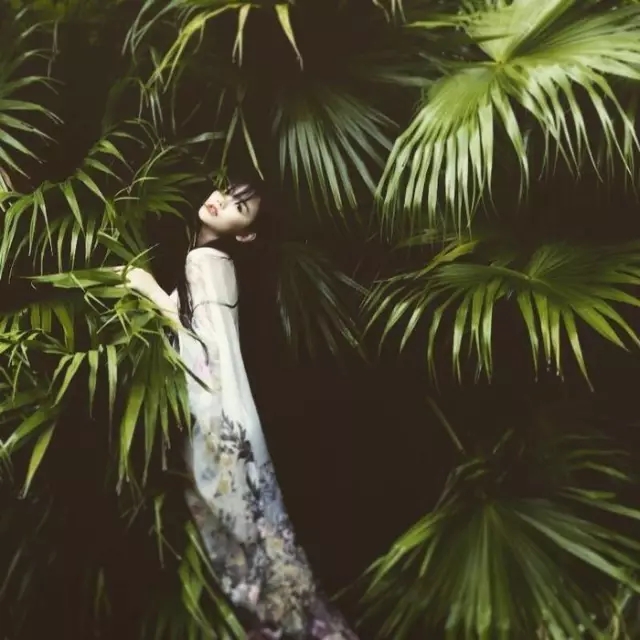 袅娜少女羞,岁月无忧愁。宵漏夜短,夏梦正长,小暑已至。