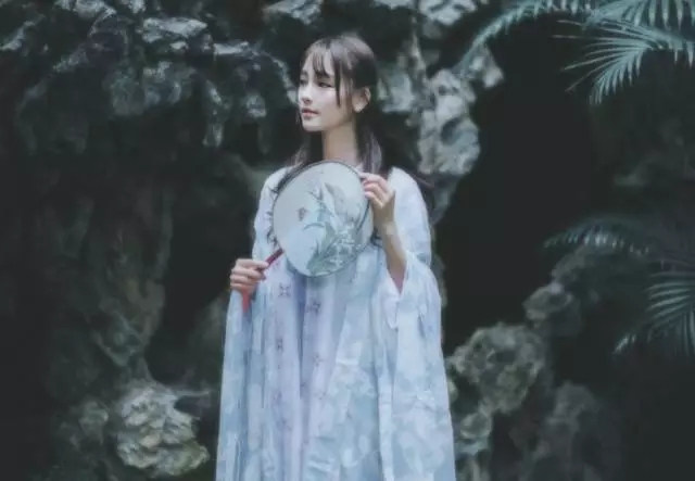 浅衣绣新绿,晓风青踏门。 春来仍觉困,花期不待人。