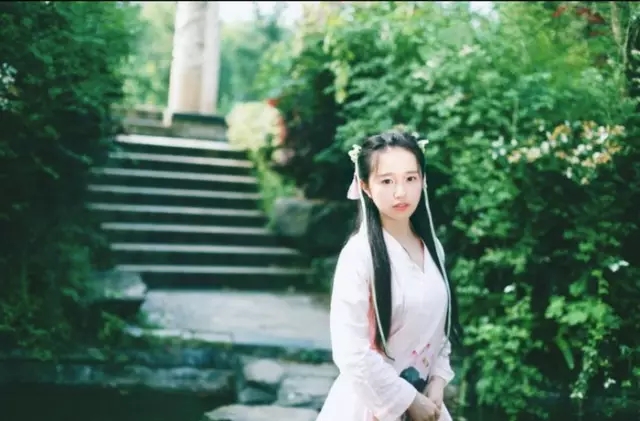 使君莫忘霅溪女,还作阳关肠断声。