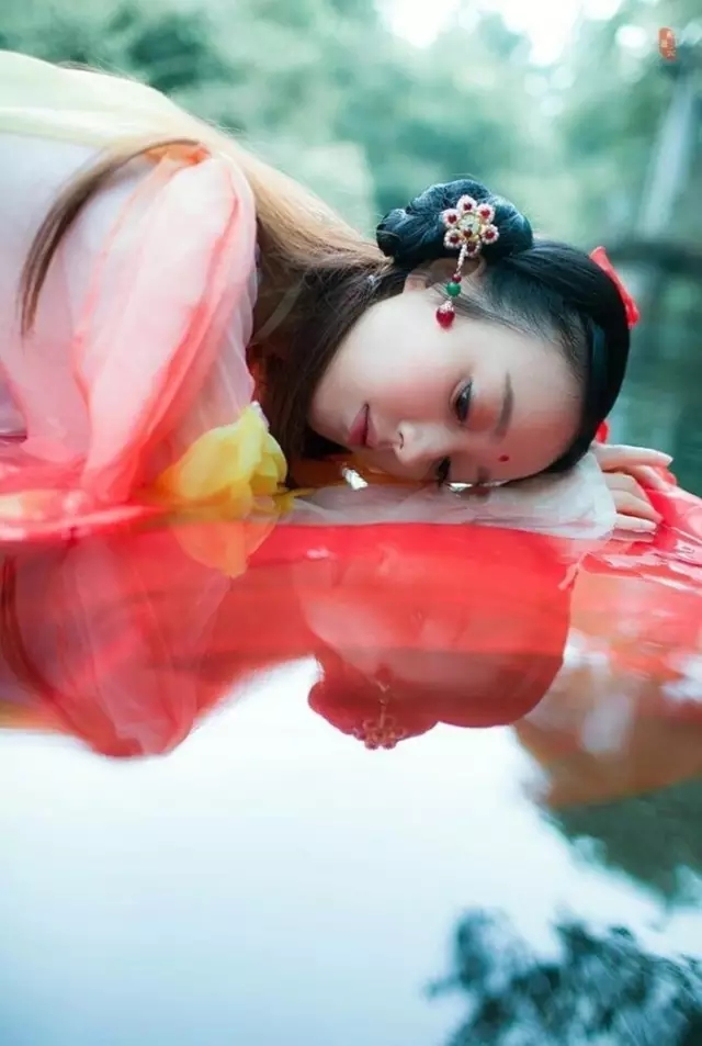 双双眉黛,对锁春山。