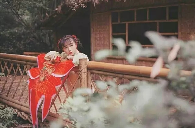 花谢花飞飞满天,红消香断有谁怜?游丝软系飘春榭,落絮轻沾扑绣帘。