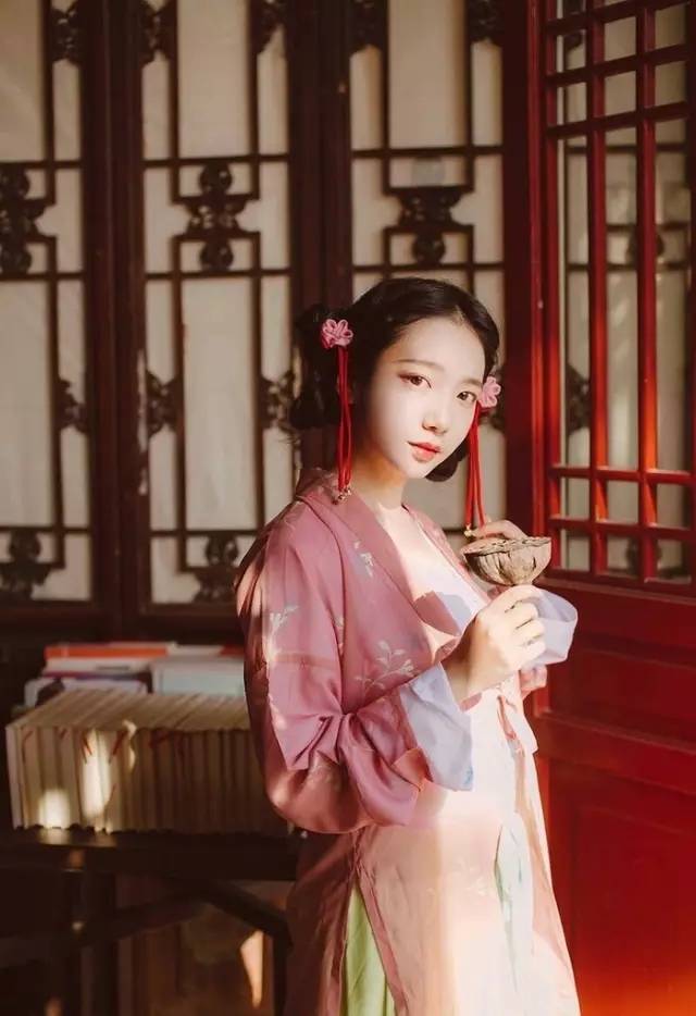 花自染风去,佳人端淑来。