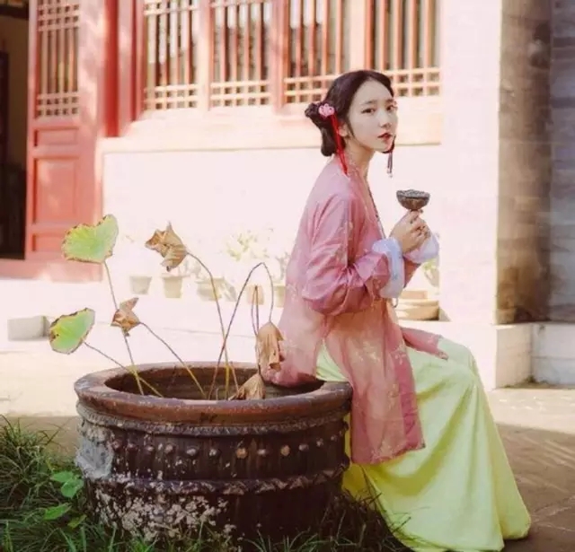 春心莫花争发,一寸相思一寸灰。