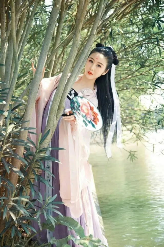 上苑桃花朝日明,兰闺艳妾动春情。