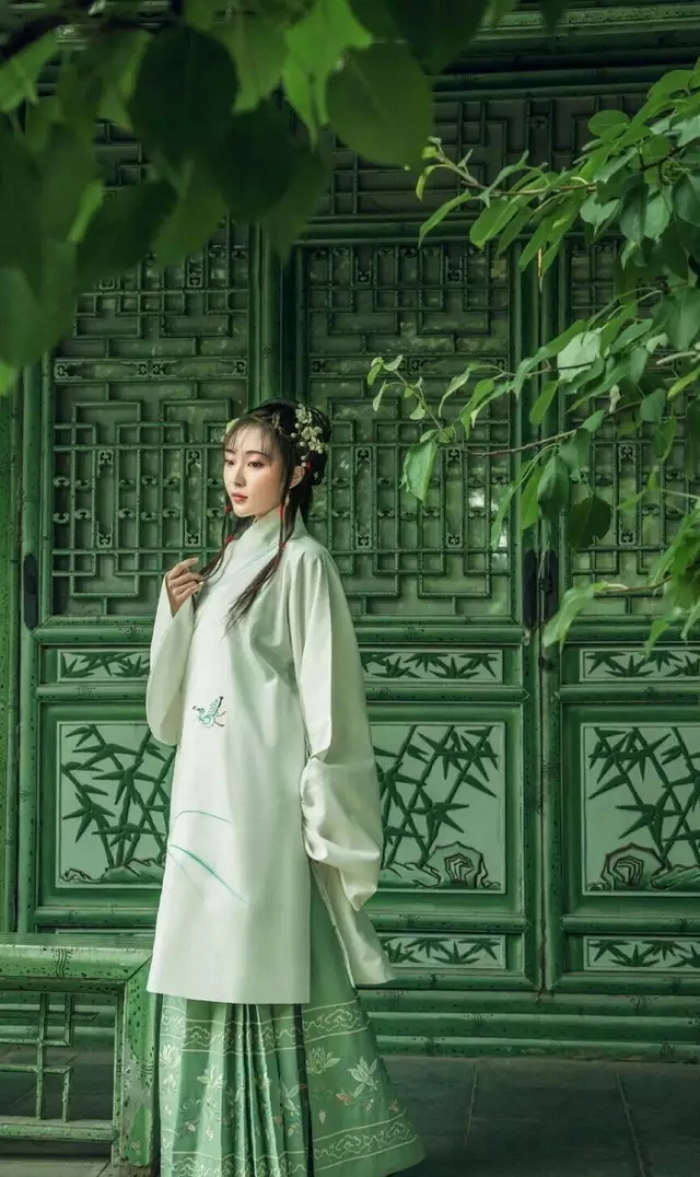 绵绵青丝,使君多情。彤管在意,念念不停。青青子衿,悠悠我心。汉服之美 ,一梦千年...