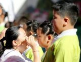 洛阳一幼儿园开学典礼 孩子们穿汉服点朱砂