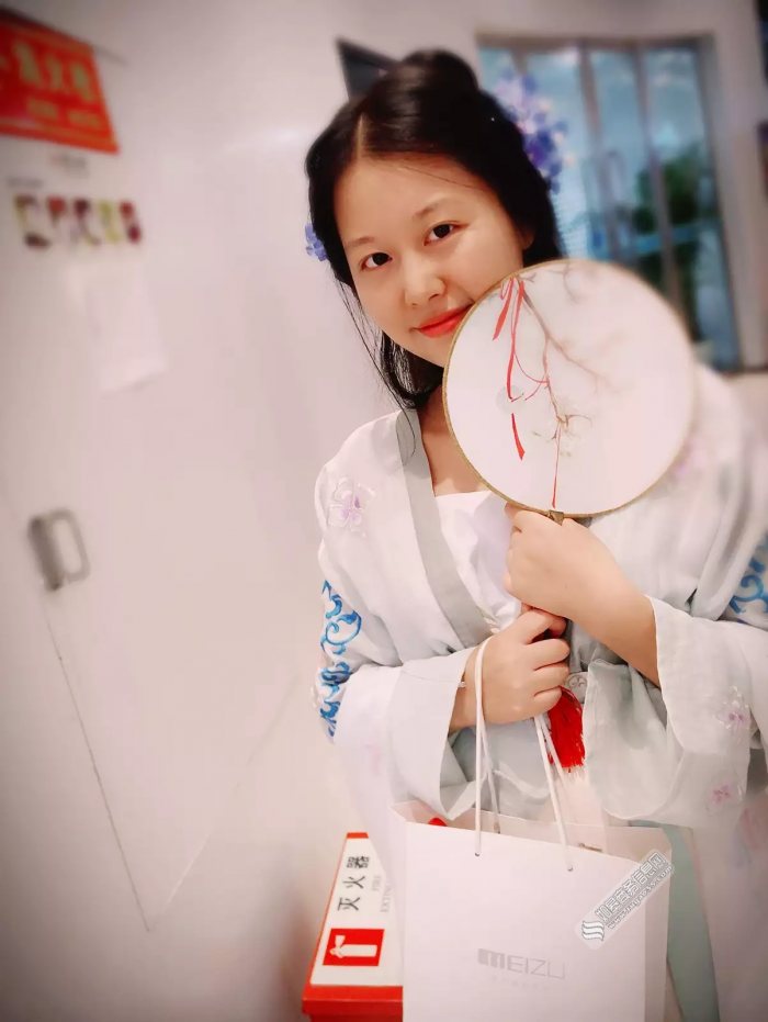 重庆地铁一号线惊现“宋朝丫鬟”-图片3