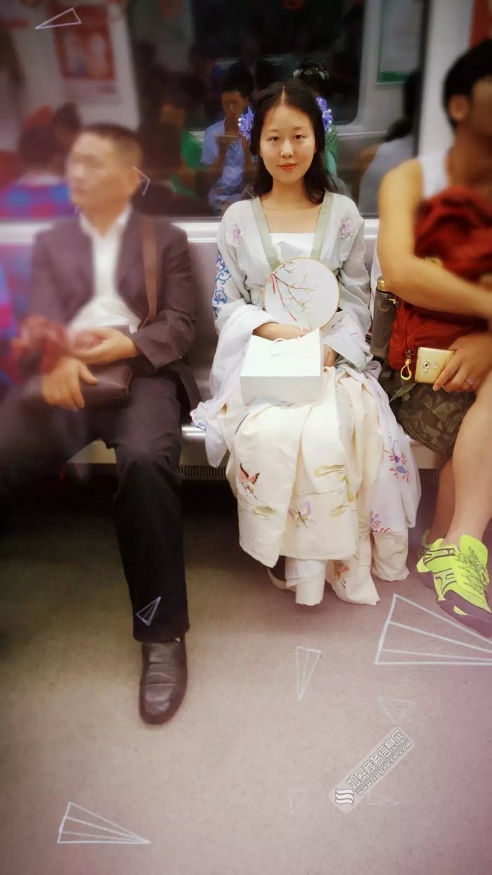 重庆地铁一号线惊现“宋朝丫鬟”-图片4