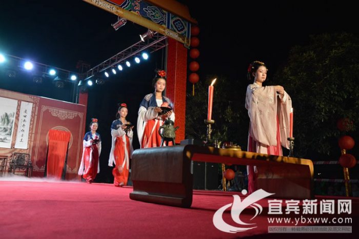 主祭职责是代表并引领家人行使祭月的礼仪。 
