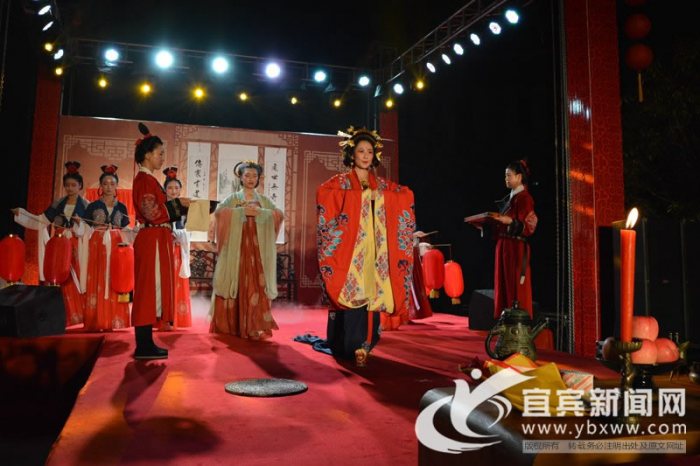 祭月时，面对月出方向设祭案，案前高挂月神像，案上放置月饼、祭酒等祭祀供品，外加红烛两支、小型祭香插座，酒杯三个。如行跪拜礼，则需在案前铺设跪拜席位。
