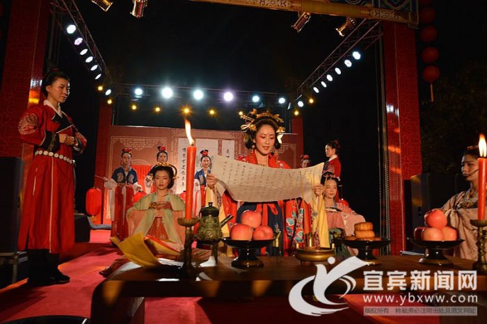 祭月仪式中的一个重要环节，就是高声诵读祭文。歌颂自然界月神的丰功伟绩，赞美月亮带给人们的各种文学情怀，祈求月神带来好运。
