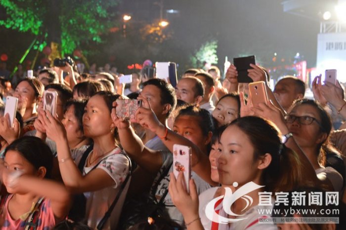 很多市民都是第一次见识到祭月仪式。
