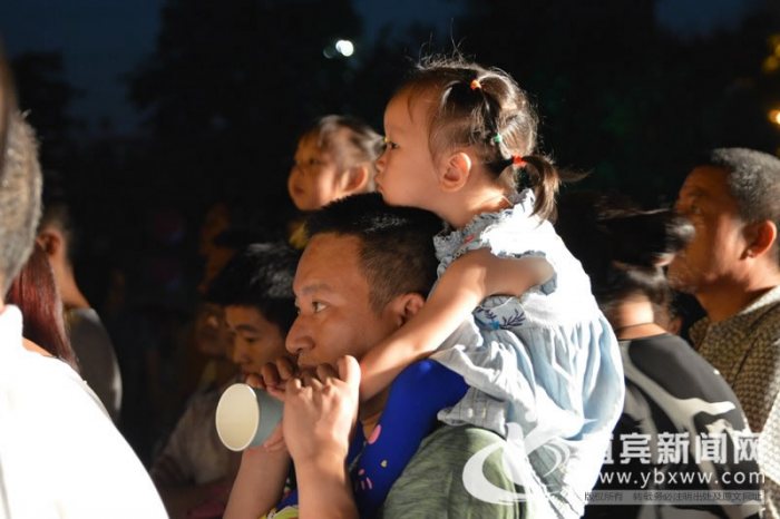 就连几岁的小朋友也看得目不转睛。
