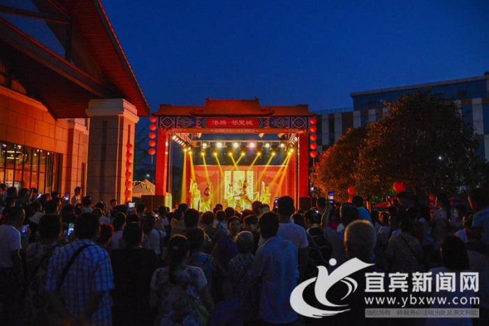 整个活动，以中国传统文化为主题，吸引了很多市民前来参加。
