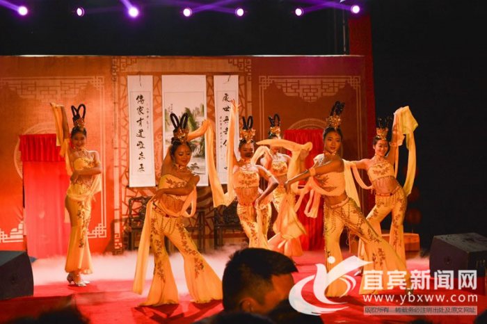 除了祭月仪式，其它节目也充满了“中国风”，歌舞、杂技、变脸……好戏连台，让在场观众们度过了一个欢乐的夜晚。
