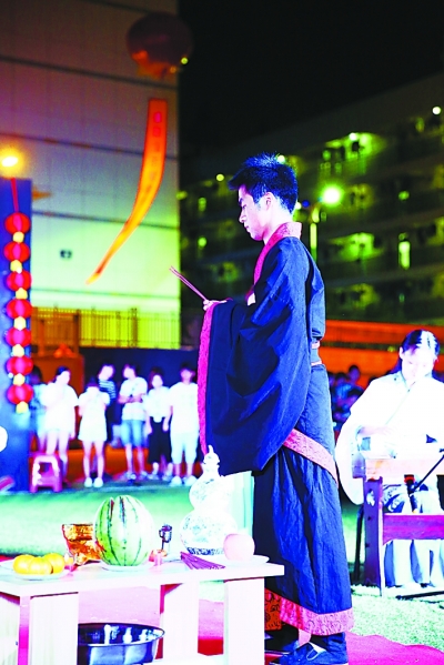 湖北大学行知学院学生在拜月