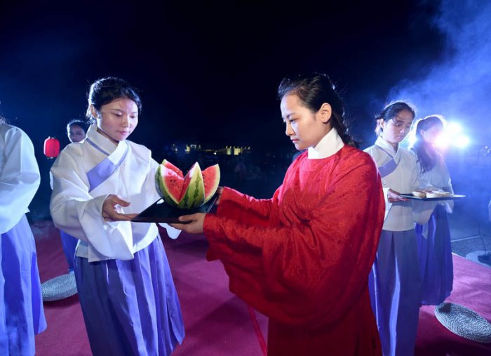  着汉服迎"月姑"下凡 大报恩寺昨重现传统中秋拜月礼-图片2