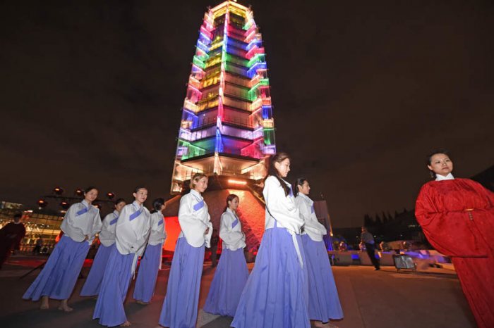  着汉服迎"月姑"下凡 大报恩寺昨重现传统中秋拜月礼-图片3