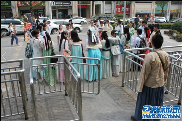 重庆一群汉服继承者街头上演快闪-图片3