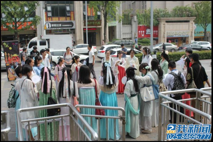 重庆一群汉服继承者街头上演快闪-图片4