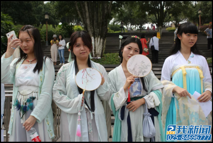 重庆一群汉服继承者街头上演快闪-图片5
