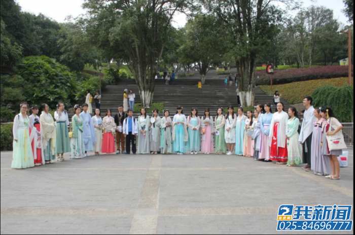 重庆一群汉服继承者街头上演快闪-图片6