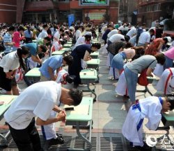 南昌300名小学新生穿汉服点朱砂行“开蒙礼”
