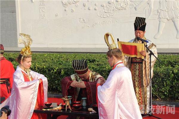 九对新人在董永故里 秀汉服传统婚礼-图片3