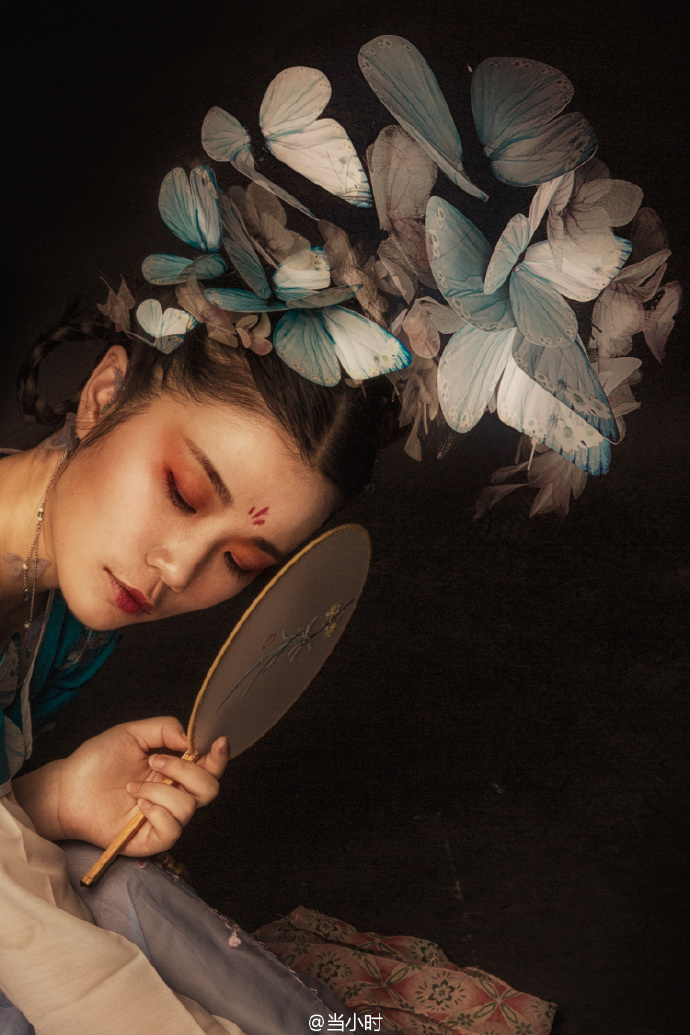 寻芳忽见美人笑，朱唇一点桃花殷。人似秋鸿来有信，事如春梦了无痕。